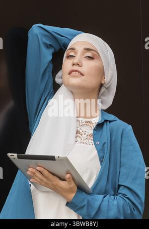 Moderne Arabische muslimische Frau mit Tablet-PC im freien Stockfoto