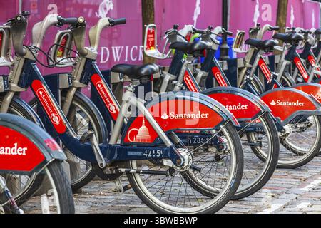 Angedockte Leihfahrräder in London, die die Santander Cycles Initiative für bequeme und umweltfreundliche Mobilitätslösungen präsentieren. London, UK, 23. Juli 2023 Stockfoto