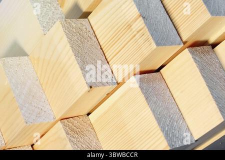 Dies sind die Enden der gehobelten Holzstäbe im Sägewerk oder in der Schreinerei. Sägen Trocknen und Vermarktung von Holz. Industrieller Hintergrund Stockfoto