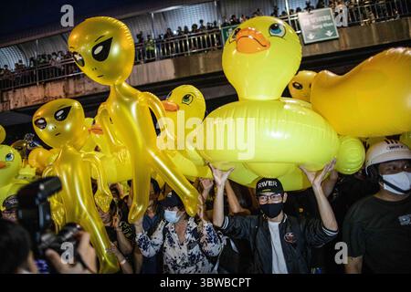 27. November 2020, Bangkok, Thailand: Pro-demokratische Demonstranten halten aufblasbare gelbe Enten und Außerirdische während einer regierungsfeindlichen Demonstration in der thailändischen Hauptstadt fest. Tausende von pro-demokratischen Demonstranten veranstalteten eine Demonstration mit dem Titel â€˜Putschprobe drillâ€™ an der Lad Phrao Intersection, in der sie den Rücktritt des thailändischen Premierministers und die Reform der Monarchie forderten. (Credit Image: © Geem Drake/SOPA Images via ZUMA Wire) Stockfoto