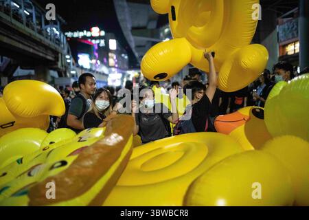 27. November 2020, Bangkok, Thailand: Pro-demokratische Demonstranten halten aufblasbare gelbe Enten während einer regierungsfeindlichen Demonstration in der thailändischen Hauptstadt fest. Tausende von pro-demokratischen Demonstranten veranstalteten eine Demonstration mit dem Titel â€˜Putschprobe drillâ€™ an der Lad Phrao Intersection, in der sie den Rücktritt des thailändischen Premierministers und die Reform der Monarchie forderten. (Credit Image: © Geem Drake/SOPA Images via ZUMA Wire) Stockfoto