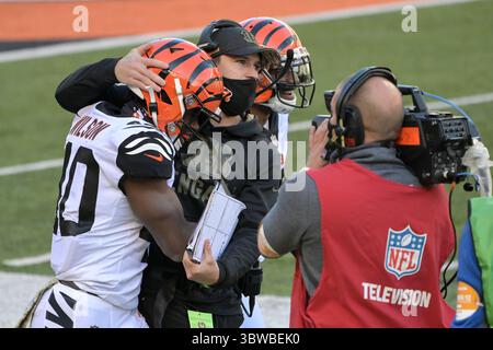 29. November 2020: Brandon Wilson #40 von den Cincinnati Bengals feiert mit Cheftrainer Zac Taylor von den Cincinnati Bengals, nachdem er am 29. November 2020 in Cincinnati, OH, einen Auftakt für einen Touchdown während der NFL-Football-Action zwischen den New York Giants und den Cincinnati Bengals im Paul Brown Stadium zurückkehrt. Adam Lacy/CSM(Credit Image: &Copy; Adam Lacy/CSM via ZUMA Wire) Stockfoto