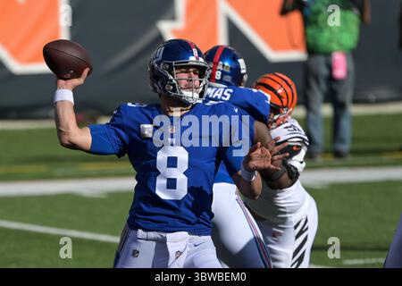 29. November 2020: Daniel Jones #8 der New York Giants spielt den Ball während der NFL-Fußballspiele zwischen den New York Giants und den Cincinnati Bengals im Paul Brown Stadium am 29. November 2020 in Cincinnati, OH. Adam Lacy/CSM(Credit Image: &Copy; Adam Lacy/CSM via ZUMA Wire) Stockfoto