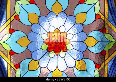 Farbiges Glas-Fenster im Retro-Stil mit abstraktem Hintergrundmuster Stockfoto