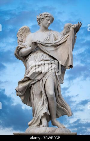 Eine Marmorstatue eines Engels, unter denen auf der Ponte Sant'Angelo in Rom, Italien. Der Engel hält Veronikas Schleier hoch, auf dem Christi Gesicht impri war Stockfoto