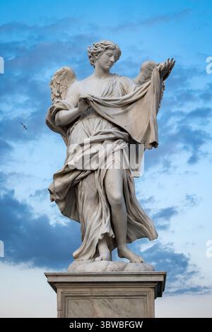 Eine Marmorstatue eines Engels, unter denen auf der Ponte Sant'Angelo in Rom, Italien. Der Engel hält Veronikas Schleier hoch, auf dem Christi Gesicht impri war Stockfoto
