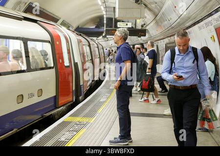 London, Großbritannien. Juli 2025. Menschen, die am Bahnsteig der Londoner U-Bahn gesehen werden. (Credit Image: © Dinendra Haria/SOPA Images via ZUMA Press Wire) NUR REDAKTIONELLE VERWENDUNG! Nicht für kommerzielle ZWECKE! Stockfoto