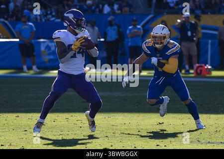 Am 15. Dezember 2019 in Carson, Kalifornien, USA: Minnesota Vikings Tight End IRV SMITH JR während der NFL-Aktion. (84) fängt einen Pass vor Los Angle Chargers Linebacker DRUE TRANQUILL 49) während der NFL-Aktion. (Bild: © Ardie Crenshaw/ZUMA Wire) Stockfoto