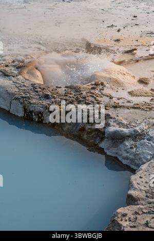 16. September 2020, Yellowstone National Park, Wyoming, Vereinigte Staaten: Heißes Wasser strömt aus dem hinteren Entlüftungskanal des Veteran Geyser im Back Basin des Norris Geyser Basin im Yellowstone National Park, Wyoming. (Kreditbild: © Jon G. Fuller, Jr/VW Bilder via ZUMA Wire) Stockfoto
