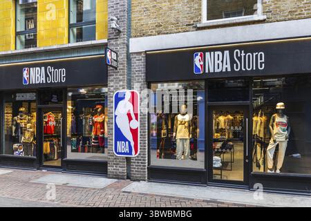 Offizieller NBA-Store mit lebendigen Displays. London, UK, 23. Juli 2023 Stockfoto