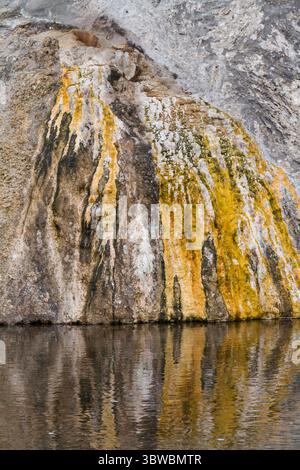 20. Februar 2011, Yellowstone National Park, Wyoming, Vereinigte Staaten: Heißes Wasser aus der heißen Quelle des Chimney Cone fließt über farbenfrohe thermophile Mikrobenmatten auf dem Weg in den Firehole River im Yellowstone National Park, Wyoming, USA. (Kreditbild: © Jon G. Fuller, Jr/VW Bilder via ZUMA Wire) Stockfoto