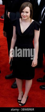 1. Dezember 2020, Los Angeles, Kalifornien, USA: Schauspieler Elliot Page (33), ehemals Ellen Page, gibt bekannt, dass er Transgender ist. Die Schauspielerin Ellen Page kommt auf dem roten Teppich des 14. Jährlichen Screen Actors Guild Awards, der am Sonntag, den 27. Januar 2008 im Shrine Auditorium in Los Angeles, Kalifornien, stattfand. ADRIAN SANCHEZ-GONZALEZ/PI (Kreditbild: © Prensa Internacional Via ZUMA Wire) Stockfoto