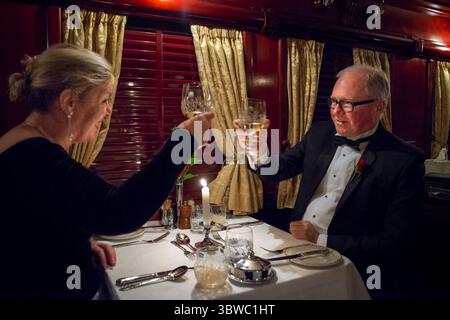 12. Mai 2018, Südafrika: Passagiere beim Abendessen im Restaurantwagen des Luxuszuges Rovos Rail, der zwischen Kapstadt und Pretoria in Südafrika verkehrt. Pride of Africa wunderschön umgebauter klassischer Zug, der Teil der luxuriösen und privaten Rovos Rail Flotte ist (Kreditbild: © Sergi Reboredo/ZUMA Wire) Stockfoto