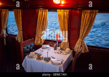 13. Mai 2018, Südafrika: Restaurantwagen des Luxuszuges Rovos Rail, der zwischen Kapstadt und Pretoria in Südafrika fährt. Pride of Africa wunderschön umgebauter klassischer Zug, der Teil der luxuriösen und privaten Rovos Rail Flotte ist (Kreditbild: © Sergi Reboredo/ZUMA Wire) Stockfoto