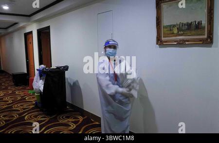 24. Oktober 2020, Bangkok, Thailand: Hotelreinigungspersonal posiert für ein Foto in einer persönlichen Schutzausrüstung während der vierzehntägigen obligatorischen alternativen staatlichen Quarantäne (ASQ) in einem Hotel in Bangkok. Während Coronavirus-Einschränkungen müssen sich ausländische Rückkehrer einer ASQ unterziehen und 2 COVID-19 RT-PCR-Tests sowie 2 tägliche Temperaturkontrollen durchführen, nach denen sie das Hotel verlassen können, wenn die Ergebnisse negativ sind. (Credit Image: © Paul Lakatos/SOPA Images via ZUMA Wire) Stockfoto