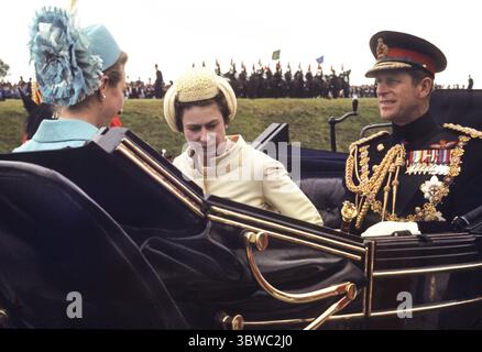 Ihre Majestät die Königin Prinz Philip und Prinzessin Anne auf ihrem Weg zur Investitur des Prinzen von Wales 1969 Bild von Dave Bagnall Stockfoto