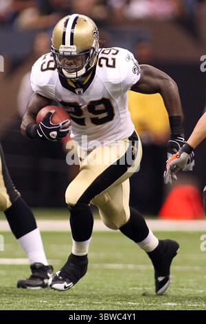 24. Oktober 2010: New Orleans Saints Running Back Chris Ivory (29) spielt den Ball während der Spielszene zwischen den New Orleans Saints und den Cleveland Browns im Louisiana Superdome in New Orleans, Louisiana. Browns gewinnt mit 30:17. (Kreditbild: © Don Page/ZUMA Wire) Stockfoto