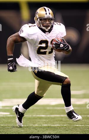24. Oktober 2010: Die New Orleans Saints Running Back Julius Jones (21) führt den Ball während der Spiele zwischen den New Orleans Saints und den Cleveland Browns im Louisiana Superdome in New Orleans, Louisiana. Browns gewinnt mit 30:17. (Kreditbild: © Don Page/ZUMA Wire) Stockfoto