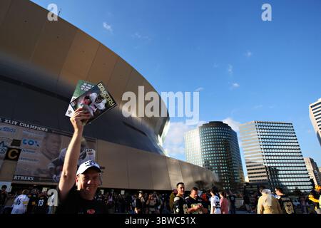31. Oktober 2010: Händler fangen Fans an, wenn sie vor dem Spiel zwischen den New Orleans Saints und den Pittsburgh Steelers im Louisiana Superdome in New Orleans, Louisiana, ankommen. (Kreditbild: © Don Page/ZUMA Wire) Stockfoto