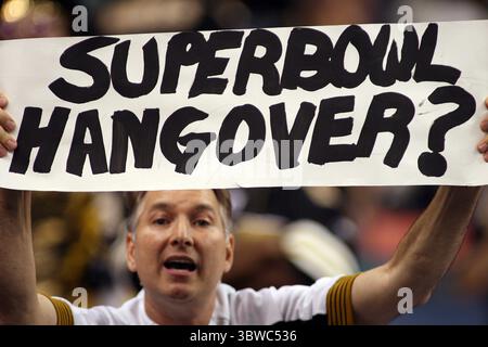 24. Oktober 2010: Ein Fan der New Orleans Saints zeigt ein Zeichen der Frustration während der Spiele zwischen den New Orleans Saints und den Cleveland Browns im Louisiana Superdome in New Orleans, Louisiana. Browns gewinnt mit 30:17. (Kreditbild: © Don Page/ZUMA Wire) Stockfoto