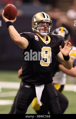 31. Oktober 2010: Der New Orleans Saints Quarterback Drew Brees (9) wirft den Ball während der Spiele zwischen den New Orleans Saints und den Pittsburgh Steelers im Louisiana Superdome in New Orleans, Louisiana. Die Saints gewannen mit 20:10. (Kreditbild: © Don Page/ZUMA Wire) Stockfoto