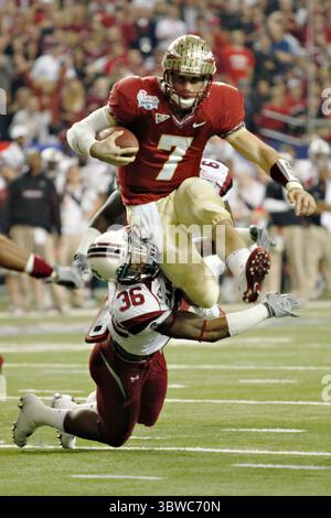 31. Dezember 2010: Florida State Seminoles Quarterback Christian Ponder (7) leitet den Ball während der Spielaktion des Chick-Fil-A Bowl 2010 mit den South Carolina Gamecocks und den Florida State Seminoles im Georgia Dome in Atlanta Georgia. Die Florida State Seminoles gewannen mit 26:17. (Kreditbild: © Don Page/ZUMA Wire) Stockfoto
