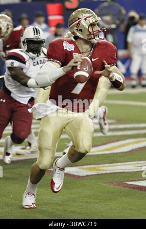 31. Dezember 2010: Florida State Seminoles Quarterback Christian Ponder (7) schmeißt den Ball während der Spielaktion des Chick-Fil-A Bowl 2010 mit den South Carolina Gamecocks und den Florida State Seminoles im Georgia Dome in Atlanta Georgia. Die Florida State Seminoles gewannen mit 26:17. (Kreditbild: © Don Page/ZUMA Wire) Stockfoto