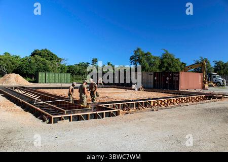 19. November 2020 - Yigo, Guam - Seabees werden dem U.S. Naval Mobile Construction Battalion (NMCB) 3, Detail Guam, Level-Schalung für Gradbalken für den Bau einer zweckmäßigen Small Asset Protection Structure auf der Anderson Air Force Base zugewiesen, um die Trainingsmöglichkeiten für die 554. RED HORSE Squadron der US Air Forces zu unterstützen. NMCB-3 wird in der gesamten indopazifischen Region eingesetzt und führt hochwertige Bauarbeiten durch, um die USA und die Partnerländer dabei zu unterstützen, Partnerschaften zu stärken, Aggressionen abzuschrecken und die Expeditionslogistik und die Projektion von Marinesteuern zu ermöglichen. Das Bataillon steht bereit, Ma zu unterstützen Stockfoto