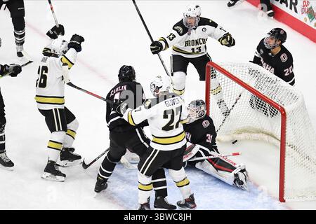 Am 3. Dezember 2020 feiern der Stürmer Ethen Frank der Western Michigan Broncos und Drew Worrad der Western Michigan Broncos (13) das Tor von Frank während eines NCAA D1-Hockeyspiels zwischen der University of Nebraska - Omaha Mavericks und Western Michigan Broncos in der Baxter Arena in Omaha NE, dem Heimstadion des NCHC ''Hub', wo die ersten 38 .National Collegiate Hockey Conference Spiele unter sicheren Bedingungen ausgetragen werden, um sich vor COVID-19 zu schützen. Omaha gewann mit 10:2. Foto von Russell Hons/CSM (Kreditbild: &Copy; Russell Hons/CSM via ZUMA Wire) Stockfoto