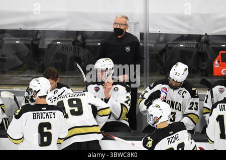 3. Dezember 2020 Western Michigan Broncos Head Coach Andy Murray überprüft die Scoreboard während eines NCAA D1 Männer-Hockeyspiels zwischen der University of Nebraska - Omaha Mavericks und Western Michigan Broncos in der Baxter Arena in Omaha NE, dem Heimstadion des NCHC ''Hub', wo die ersten 38 .National Collegiate Hockey Conference Spiele unter sicheren Bedingungen ausgetragen werden, um sich vor COVID-19 zu schützen. Omaha gewann mit 10:2. Foto von Russell Hons/CSM (Kreditbild: &Copy; Russell Hons/CSM via ZUMA Wire) Stockfoto