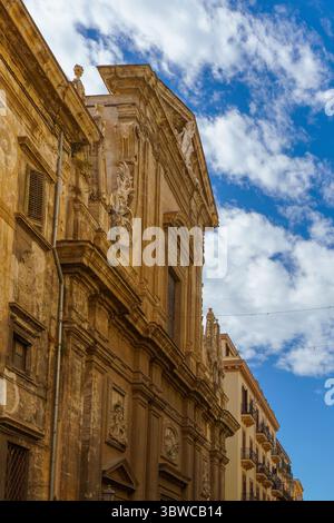 Die wunderschöne Fassade der Kirche Santa Ninfa dei Crociferi vor einem tiefblauen Himmel mit wunderschönen Wolken auf der Via Maqueda in Palermo, Sizilien, Italien Stockfoto