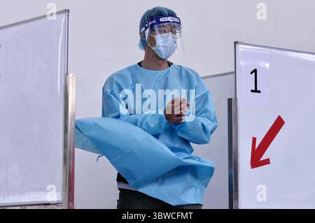 4. Dezember 2020, Hongkong, CHINA: Medizinisches Personal in voller Schutzausrüstung geht aus dem Stand, während er seine Hände im COVID-Testzentrum in der Stadt desinfiziert. Hongkong ist in Alarmbereitschaft, da sich die vierte Welle des Coronavirus-Angriffs schnell in den Gemeinden ausbreitet.( Datei Foto ) Dez-6,2020 Hong Kong.ZUMA/Liau Chung-ren (Bild: © Liau Chung-ren/ZUMA Wire) Stockfoto