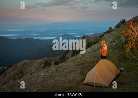 WA28520-00...WASHINGTON - Sonnenuntergang am Abend auf dem Campingplatz am Mount Townsend im Olympic National Forest. Stockfoto