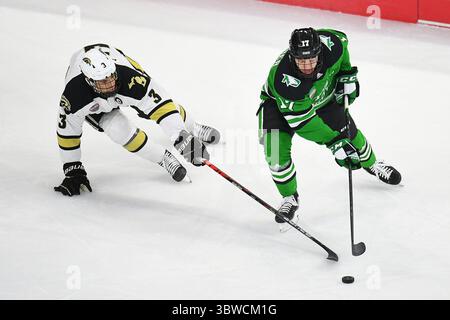 Am 6. Dezember 2020 versucht Michael Joyaux, Verteidiger der Western Michigan Broncos (3), den Puck von North Dakota Fighting Hawks Forward Riese Gaber (17) während eines NCAA D1 Männer-Hockeyspiels zwischen den University of North Dakota Fighting Hawks und den Western Michigan Broncos in der Baxter Arena in Omaha NE, dem Heimstadion des NCHC ''Pod', wo die ersten 38 .National Collegiate Hockey Conference-Spiele unter sicheren Bedingungen ausgetragen werden. North Dakota gewann mit 8:2. Foto von Russell Hons/CSM (Kreditbild: &Copy; Russell Hons/CSM via ZUMA Wire) Stockfoto