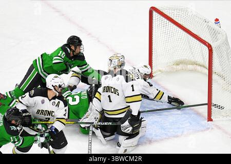 Am 6. Dezember 2020 fährt Michael Joyaux (3), Verteidiger der Western Michigan Broncos, um sich während eines NCAA D1-Hockeyspiels für Männer zwischen den University of North Dakota Fighting Hawks und den Western Michigan Broncos in der Baxter Arena in Omaha NE, dem Heimstadion des NCHC ''Pod', in dem die ersten 38 .National Collegiate Hockey Conference-Spiele unter sicheren Bedingungen ausgetragen werden, um sich vor COVID-19 zu schützen. North Dakota gewann mit 8:2. Foto von Russell Hons/CSM (Kreditbild: &Copy; Russell Hons/CSM via ZUMA Wire) Stockfoto