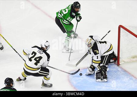 6. Dezember 2020 North Dakota Fighting Hawks Stürmer Shane Pinto (22) schießt auf den Western Michigan Broncos Torwart Austin Cain (1) und Western Michigan Broncos Verteidiger Aidan Fulp (24) verteidigt während eines NCAA D1 Männer-Hockeyspiels zwischen den University of North Dakota Fighting Hawks und den Western Michigan Broncos in der Baxter Arena in Omaha NE, Heimstadion des NCHC ''Pod', wo die ersten 38 unter COVID-Bedingungen gegen COVID National Colleges ausgetragen werden. North Dakota gewann mit 8:2. Foto von Russell Hons/CSM(Kreditbild: &Copy; Russell Hons/CSM via ZUMA Wi Stockfoto