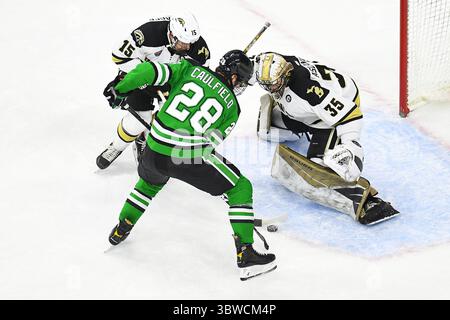 Am 6. Dezember 2020 kämpften Judd Caulfield (28) und Daniel Hilsendager (15) vor dem Torwart Alex Aslanidis (35) der Western Michigan Broncos um den Puck während eines NCAA D1-Hockeyspiels zwischen den University of North Dakota Fighting Hawks und den Western Michigan Broncos in der Baxter Arena in Omaha NE. Heimstadion des NCHC ''Pod'', wo die ersten 38 Spiele der .National Collegiate Hockey Conference unter sicheren Bedingungen ausgetragen werden, um sich vor COVID-19 zu schützen. North Dakota gewann mit 8:2. Foto von Russell Hons/CSM.(Kreditbild: &Copy; Stockfoto