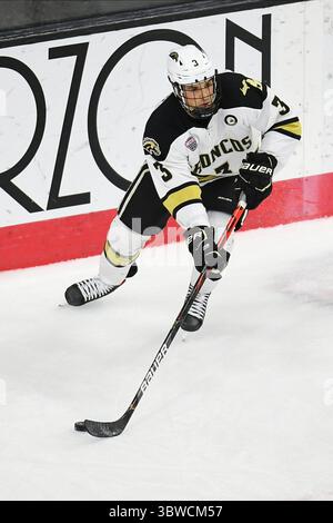 6. Dezember 2020 Michael Joyaux (3) der Verteidiger der Western Michigan Broncos fährt mit dem Puck während eines NCAA D1-Hockeyspiels für Männer zwischen den University of North Dakota Fighting Hawks und den Western Michigan Broncos in der Baxter Arena in Omaha NE, Heimstadion des NCHC ''Pod', wo die ersten 38 .National Collegiate Hockey Conference Spiele unter sicheren Bedingungen ausgetragen werden, um sich vor COVID-19 zu schützen. North Dakota gewann mit 8:2. Foto von Russell Hons/CSM (Kreditbild: &Copy; Russell Hons/CSM via ZUMA Wire) Stockfoto