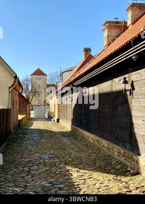 Schöne, enge, gepflasterte Stadtstraße an sonnigem Tag Stockfoto