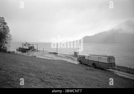 Aktuell 45-7-1972: Das Theater zwischen Bergen und Fjorden. Etwas Neues im norwegischen Theaterleben hat in Møre og Romsdal das Licht der Welt gesehen. Das Komitat verfügt über ein eigenes regionales Theater, das Teatret Vårt. Sie hat ihren Hauptsitz in Molde, wird aber das gesamte County mit dem Bus abdecken. Der Theaterbus, wahrscheinlich am Fähranleger Sulesund, auf dem Weg zu einer Aufführung in Ulsteinvik. Foto: Sverre A. Børretzen / aktuell / NTB ***Foto wird nicht verarbeitet*** *Text wird automatisch übersetzt* Stockfoto