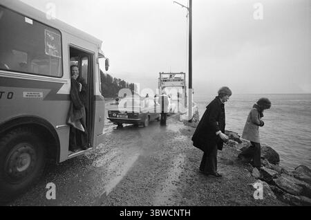 Aktuell 45-7-1972: Das Theater zwischen Bergen und Fjorden. Etwas Neues im norwegischen Theaterleben hat in Møre og Romsdal das Licht der Welt gesehen. Das Komitat verfügt über ein eigenes regionales Theater, das Teatret Vårt. Sie hat ihren Hauptsitz in Molde, wird aber das gesamte County mit dem Bus abdecken. Schauspieler im Theaterbus, wahrscheinlich am Fähranleger Sulesund, auf dem Weg zu einer Aufführung in Ulsteinvik. Foto: Sverre A. Børretzen / aktuell / NTB ***Foto wird nicht verarbeitet*** *Text wird automatisch übersetzt* Stockfoto
