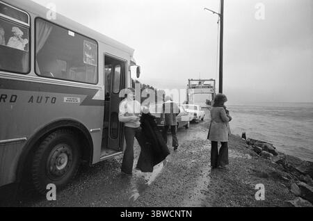 Aktuell 45-7-1972: Das Theater zwischen Bergen und Fjorden. Etwas Neues im norwegischen Theaterleben hat in Møre og Romsdal das Licht der Welt gesehen. Das Komitat verfügt über ein eigenes regionales Theater, das Teatret Vårt. Sie hat ihren Hauptsitz in Molde, wird aber das gesamte County mit dem Bus abdecken. Schauspieler im Theaterbus, wahrscheinlich am Fähranleger Sulesund, auf dem Weg zu einer Aufführung in Ulsteinvik. Foto: Sverre A. Børretzen / aktuell / NTB ***Foto wird nicht verarbeitet*** *Text wird automatisch übersetzt* Stockfoto