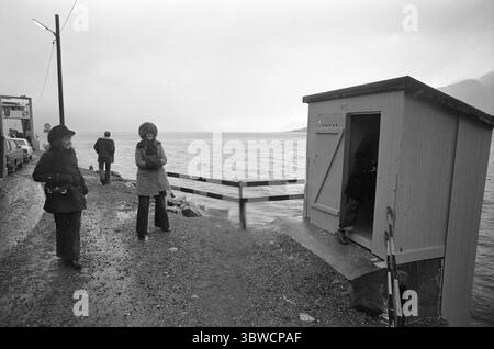 Aktuell 45-7-1972: Das Theater zwischen Bergen und Fjorden. Etwas Neues im norwegischen Theaterleben hat in Møre og Romsdal das Licht der Welt gesehen. Das Komitat verfügt über ein eigenes regionales Theater, das Teatret Vårt. Sie hat ihren Hauptsitz in Molde, wird aber das gesamte County mit dem Bus abdecken. Schauspieler auf der Außentoilette, auf dem Weg zu einer Aufführung in Ulsteinvik. Foto: Sverre A. Børretzen / aktuell / NTB ***Foto wird nicht verarbeitet*** *Text wird automatisch übersetzt* Stockfoto