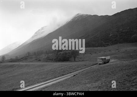 Aktuell 45-7-1972: Das Theater zwischen Bergen und Fjorden. Etwas Neues im norwegischen Theaterleben hat in Møre og Romsdal das Licht der Welt gesehen. Das Komitat verfügt über ein eigenes regionales Theater, das Teatret Vårt. Sie hat ihren Hauptsitz in Molde, wird aber das gesamte County mit dem Bus abdecken. Der Theaterbus, wahrscheinlich in der Nähe der Fähranlegestelle Sulesund, auf dem Weg zu einer Aufführung in Ulsteinvik. Foto: Sverre A. Børretzen / aktuell / NTB ***Foto wird nicht verarbeitet*** *Text wird automatisch übersetzt* Stockfoto
