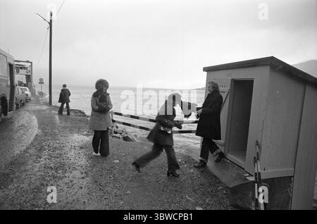 Aktuell 45-7-1972: Das Theater zwischen Bergen und Fjorden. Etwas Neues im norwegischen Theaterleben hat in Møre og Romsdal das Licht der Welt gesehen. Das Komitat verfügt über ein eigenes regionales Theater, das Teatret Vårt. Sie hat ihren Hauptsitz in Molde, wird aber das gesamte County mit dem Bus abdecken. Schauspieler an der Außentoilette, auf dem Weg zu einer Aufführung in Ulsteinvik. Foto: Sverre A. Børretzen / aktuell / NTB ***Foto wird nicht verarbeitet*** *Text wird automatisch übersetzt* Stockfoto