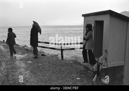 Aktuell 45-7-1972: Das Theater zwischen Bergen und Fjorden. Etwas Neues im norwegischen Theaterleben hat in Møre og Romsdal das Licht der Welt gesehen. Das Komitat verfügt über ein eigenes regionales Theater, das Teatret Vårt. Sie hat ihren Hauptsitz in Molde, wird aber das gesamte County mit dem Bus abdecken. Schauspieler auf der Außentoilette, auf dem Weg zu einer Aufführung in Ulsteinvik. Foto: Sverre A. Børretzen / aktuell / NTB ***Foto wird nicht verarbeitet*** *Text wird automatisch übersetzt* Stockfoto