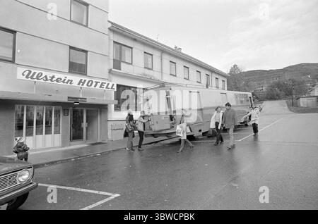 Aktuell 45-7-1972: Das Theater zwischen Bergen und Fjorden. Etwas Neues im norwegischen Theaterleben hat in Møre og Romsdal das Licht der Welt gesehen. Das Komitat verfügt über ein eigenes regionales Theater, das Teatret Vårt. Sie hat ihren Hauptsitz in Molde, wird aber das gesamte County mit dem Bus abdecken. Eröffnungsaufführung im Herbst 1972 The Twins von William Shakespeare. Theaterbus und Schauspieler vor dem Ulstein Hotel. Foto: Sverre A. Børretzen / aktuell / NTB ***Foto wird nicht verarbeitet*** *Text wird automatisch übersetzt* Stockfoto