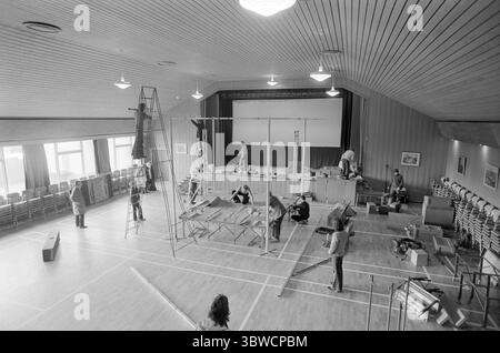 Aktuell 45-7-1972: Das Theater zwischen Bergen und Fjorden. Etwas Neues im norwegischen Theaterleben hat in Møre og Romsdal das Licht der Welt gesehen. Das Komitat verfügt über ein eigenes regionales Theater, das Teatret Vårt. Sie hat ihren Hauptsitz in Molde, wird aber das gesamte County mit dem Bus abdecken. Eröffnungsaufführung im Herbst 1972 The Twins von William Shakespeare. Takelage im Zusammenhang mit einer Aufführung im Samfunnshuset in Ulsteinvik. Foto: Sverre A. Børretzen / aktuell / NTB ***Foto wird nicht verarbeitet*** *Text wird automatisch übersetzt* Stockfoto