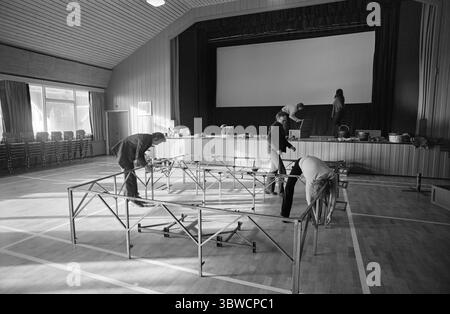 Aktuell 45-7-1972: Das Theater zwischen Bergen und Fjorden. Etwas Neues im norwegischen Theaterleben hat in Møre og Romsdal das Licht der Welt gesehen. Das Komitat verfügt über ein eigenes regionales Theater, das Teatret Vårt. Sie hat ihren Hauptsitz in Molde, wird aber das gesamte County mit dem Bus abdecken. Eröffnungsaufführung im Herbst 1972 The Twins von William Shakespeare. Takelage im Zusammenhang mit einer Aufführung im Samfunnshuset in Ulsteinvik. Foto: Sverre A. Børretzen / aktuell / NTB ***Foto wird nicht verarbeitet*** *Text wird automatisch übersetzt* Stockfoto