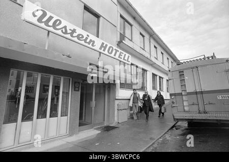 Aktuell 45-7-1972: Das Theater zwischen Bergen und Fjorden. Etwas Neues im norwegischen Theaterleben hat in Møre og Romsdal das Licht der Welt gesehen. Das Komitat verfügt über ein eigenes regionales Theater, das Teatret Vårt. Sie hat ihren Hauptsitz in Molde, wird aber das gesamte County mit dem Bus abdecken. Eröffnungsaufführung im Herbst 1972 The Twins von William Shakespeare. Theaterbus und Schauspieler vor dem Ulstein Hotel. Foto: Sverre A. Børretzen / aktuell / NTB ***Foto wird nicht verarbeitet*** *Text wird automatisch übersetzt* Stockfoto